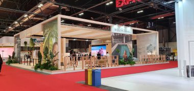 Madrid, İspanya, Mayıs, 20, 2021: Fitur 2021, çok az ziyaretçiyle covid 19 'un korunması için güvenlik mesafeleri ve maskeleri