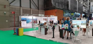 Madrid, İspanya, Mayıs, 20, 2021: Fitur 2021, çok az ziyaretçiyle covid 19 'un korunması için güvenlik mesafeleri ve maskeleri