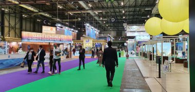 Madrid, İspanya, Mayıs, 20, 2021: Fitur 2021, çok az ziyaretçiyle covid 19 'un korunması için güvenlik mesafeleri ve maskeleri