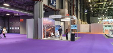 Madrid, İspanya, Mayıs, 20, 2021: Fitur 2021, çok az ziyaretçiyle covid 19 'un korunması için güvenlik mesafeleri ve maskeleri