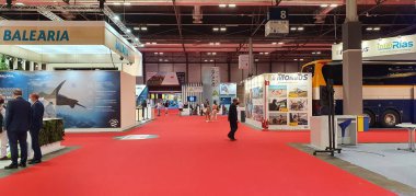 Madrid, İspanya, Mayıs, 20, 2021: Fitur 2021, çok az ziyaretçiyle covid 19 'un korunması için güvenlik mesafeleri ve maskeleri