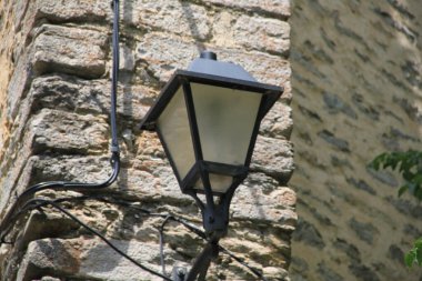 Mendoza, Alaba, Pais Vasco, İspanya kilisesindeki taş bir duvarda eski bir fener.