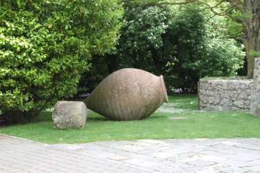 Bahçeyi süslemek için yağ ve şarap depolamak için büyük bir kavanoz