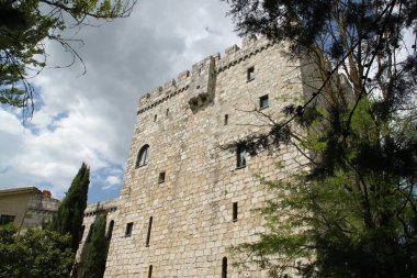 Burgos 'ta eski bir taş kule manzarası