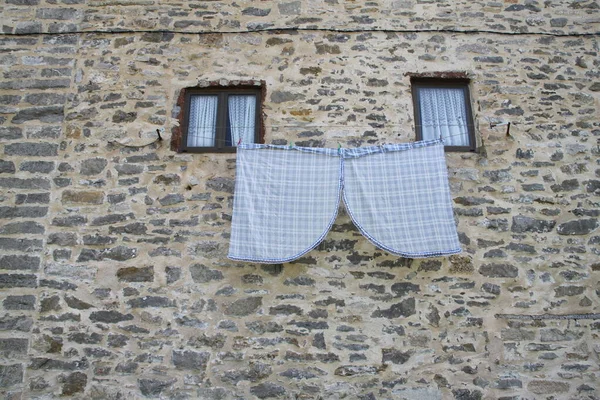 Rideaux Tissu Suspendus Entre Deux Fenêtres Sur Façade Pierre Dans — Photo