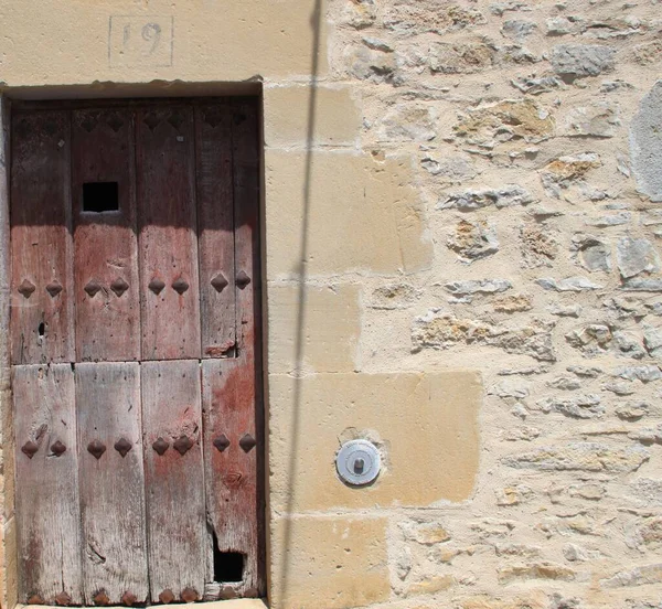Старая Двухлистная Деревянная Дверь Каменной Стене Церкви Мендоса Алаба Паис — стоковое фото