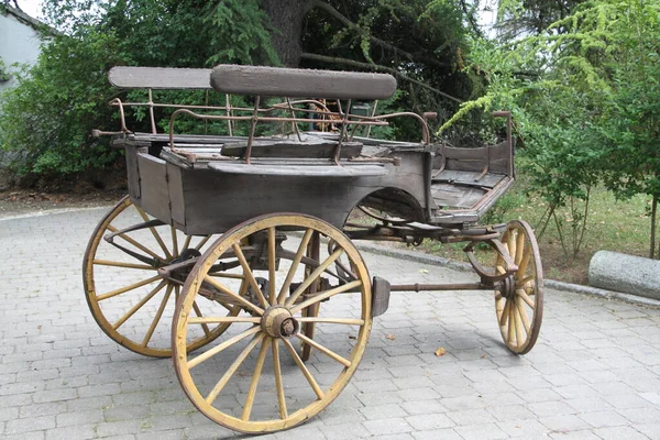 Velho Carro Como Decoração Jardim — Fotografia de Stock