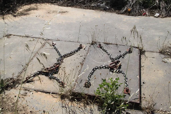 Tank Concrete Lids Chains Open — Stock Photo, Image
