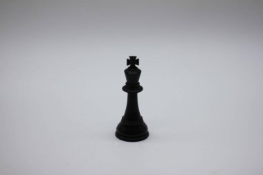 Siyah kral, satranç taşları, beyaz arka planda izole edilmiş.