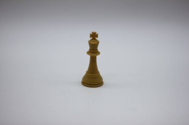 Beyaz kral, satranç taşları, beyaz arka planda izole edilmiş.