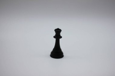 Siyah vezir, satranç taşları, beyaz arka planda izole edilmiş.