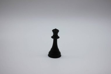 Siyah vezir, satranç taşları, beyaz arka planda izole edilmiş.