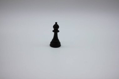 Siyah filler, satranç taşları, beyaz arka planda izole edilmiş.