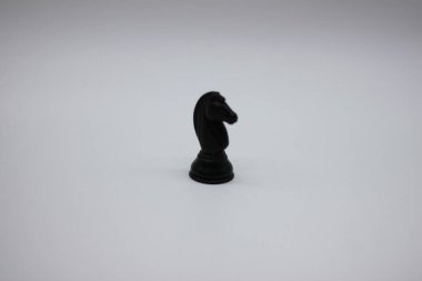 Siyah at, satranç taşları, beyaz arka planda izole edilmiş.