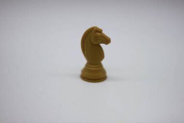 Beyaz at, satranç taşları, beyaz arka planda izole edilmiş.