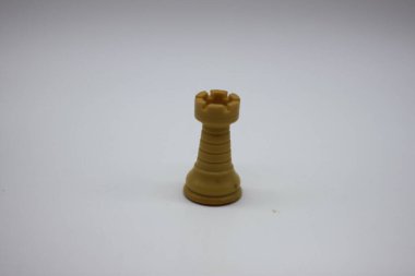 Beyaz arkaplanda izole edilmiş beyaz satranç kaleleri