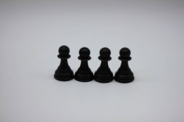 Siyah satranç piyonları beyaz arkaplanda izole edilmiş