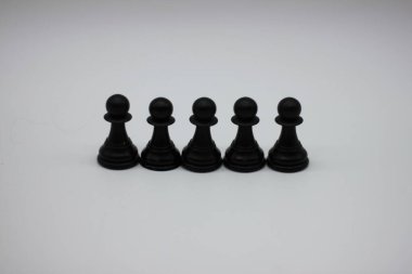 Siyah satranç piyonları beyaz arkaplanda izole edilmiş