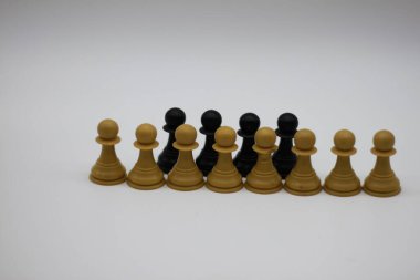 Siyah ve beyaz satranç piyonları beyaz arka planda izole