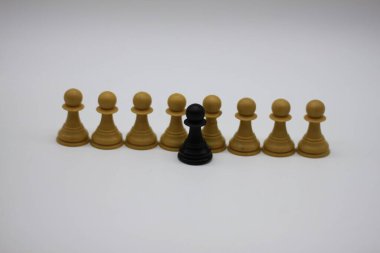 Siyah ve beyaz satranç piyonları beyaz arka planda izole