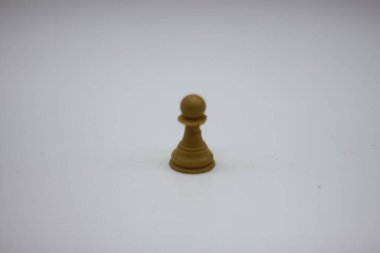 Beyaz arkaplanda izole edilmiş beyaz satranç piyonları