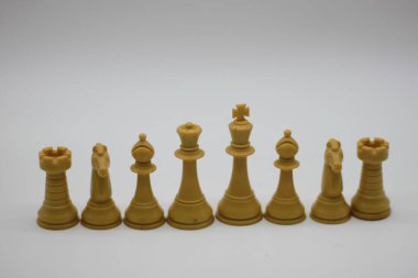 Beyaz arkaplanda beyaz satranç taşları izole