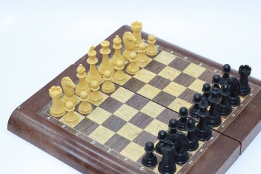 Siyah beyaz taşlı satranç tahtası