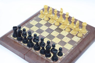 Siyah beyaz taşlı satranç tahtası