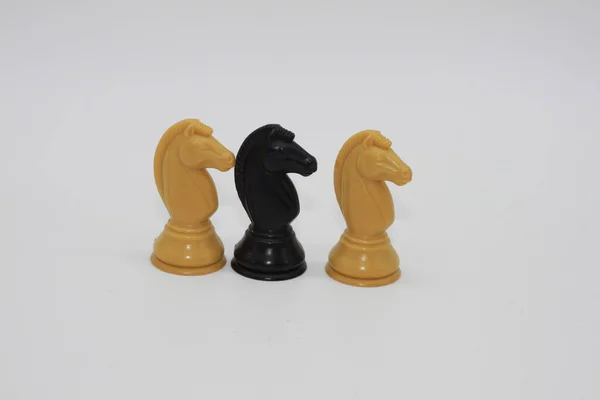Schwarze Und Weiße Pferde Schachfiguren Isoliert Auf Weißem Hintergrund — Stockfoto