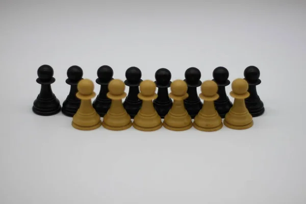 Чорно Білі Шахові Пішаки Ізольовані Білому Тлі — стокове фото