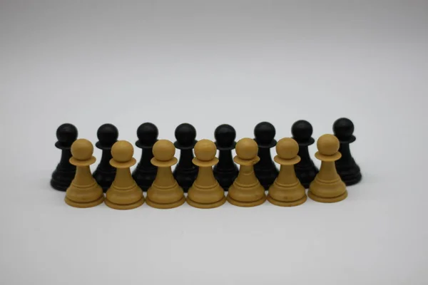 Чорно Білі Шахові Пішаки Ізольовані Білому Тлі — стокове фото