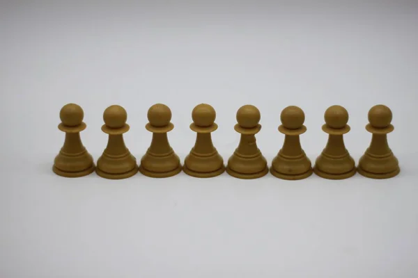 被白色背景隔离的白棋棋子 — 图库照片