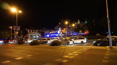 Palma de Mallorca, Balearic Adaları, 23 Temmuz 2021: Covid 19 'un polis kontrolüne rağmen Palma de Mallorca sokaklarında atmosfer