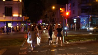 Palma de Mallorca, Balearic Adaları, 23 Temmuz 2021: Covid 19 'un polis kontrolüne rağmen Palma de Mallorca sokaklarında atmosfer