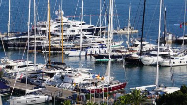 Palma de Mallorca, Balearic Adaları, İspanya, 20 Temmuz 2021: Günbatımında Palma limanındaki gezinti güvertesinin yanındaki tekne manzarası