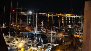 Palma de Mallorca, Balearic Adaları, İspanya, 20 Temmuz 2021: Palma limanındaki teknelerin gece gezinti alanı boyunca manzarası