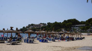 Magaluf, Mallorca, Balearic Adaları, İspanya, 23 Temmuz 2021: Palma de Mallorca körfezindeki Magaluf Sahili manzarası