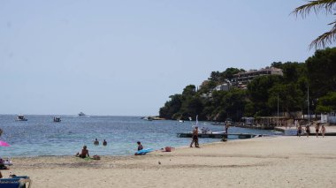 Magaluf, Mallorca, Balearic Adaları, İspanya, 23 Temmuz 2021: Palma de Mallorca körfezindeki Magaluf Sahili manzarası