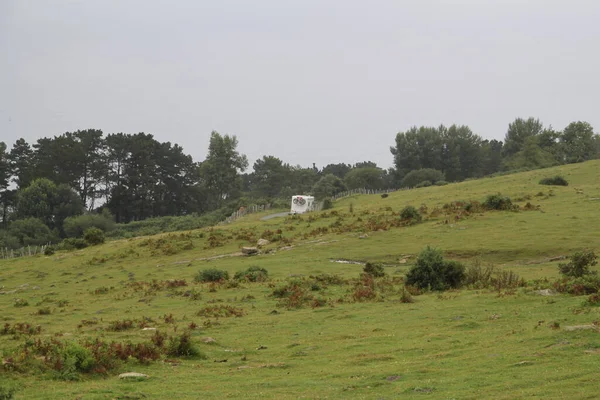 Wohnmobil Unterwegs Durch Den Berg Jaizkibel Baskenland Einem Bewölkten Sommertag — Stockfoto