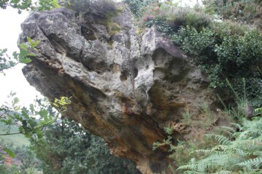 Gipuzkoa, Bask Bölgesi, İspanya 'daki Jaizkibel Dağı' ndaki kireçtaşı kaya ve mağaraların manzarası