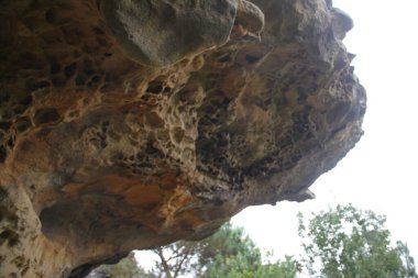 Gipuzkoa, Bask Bölgesi, İspanya 'daki Jaizkibel Dağı' ndaki kireçtaşı kaya ve mağaraların manzarası