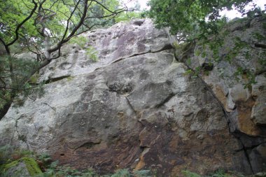 Gipuzkoa, Bask Bölgesi, İspanya 'daki Jaizkibel Dağı' ndaki kireçtaşı kaya ve mağaraların manzarası