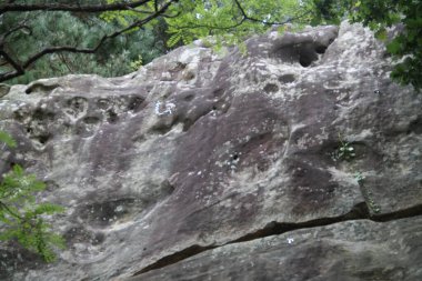 Gipuzkoa, Bask Bölgesi, İspanya 'daki Jaizkibel Dağı' ndaki kireçtaşı kaya ve mağaraların manzarası