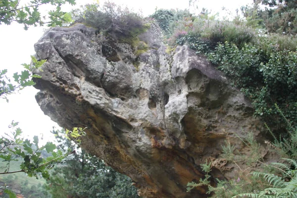 Gipuzkoa, Bask Bölgesi, İspanya 'daki Jaizkibel Dağı' ndaki kireçtaşı kaya ve mağaraların manzarası