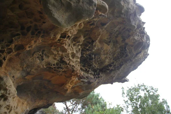Gipuzkoa, Bask Bölgesi, İspanya 'daki Jaizkibel Dağı' ndaki kireçtaşı kaya ve mağaraların manzarası