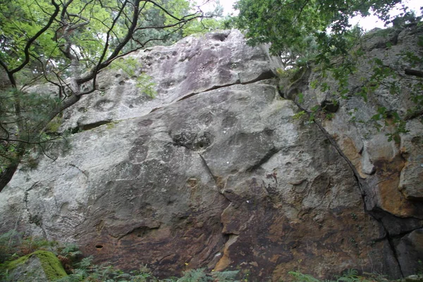 Gipuzkoa, Bask Bölgesi, İspanya 'daki Jaizkibel Dağı' ndaki kireçtaşı kaya ve mağaraların manzarası