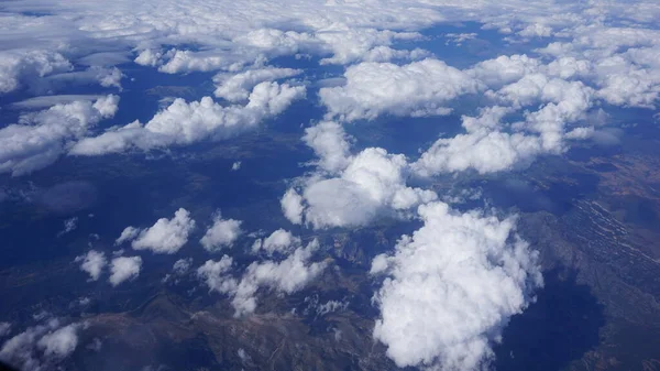 Nuvens Brancas Céu Azul Sobre Montanhas Dos Pirinéus Vistas Avião — Fotografia de Stock