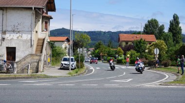 Erandio, Bizkaia, Pais Vasco, İspanya: 1 Ağustos 2021: Getxo Circuit 'in 76.' sı - Otxoa Kardeşler Anıtı Erandio Goikoa 'daki Asua sınır kapısından geçerken 1 Ağustos 2021