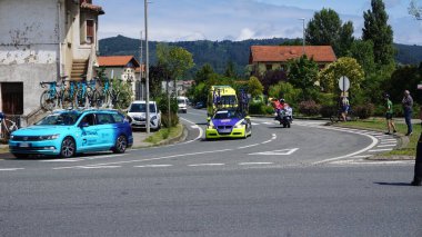 Erandio, Bizkaia, Pais Vasco, İspanya: 1 Ağustos 2021: Getxo Circuit 'in 76.' sı - Otxoa Kardeşler Anıtı Erandio Goikoa 'daki Asua sınır kapısından geçerken 1 Ağustos 2021