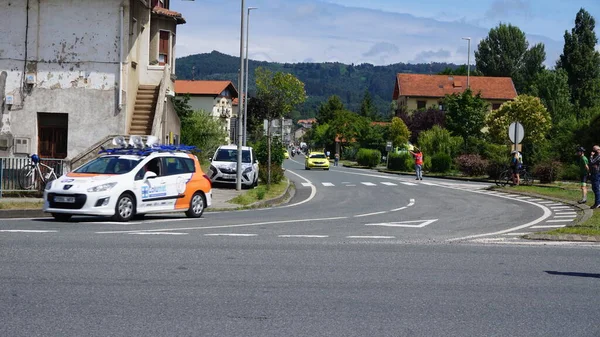 Erandio, Bizkaia, Pais Vasco, İspanya: 1 Ağustos 2021: Getxo Circuit 'in 76.' sı - Otxoa Kardeşler Anıtı Erandio Goikoa 'daki Asua sınır kapısından geçerken 1 Ağustos 2021